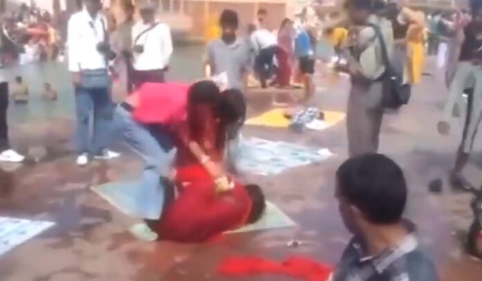 Har Ki Pauri girl fight