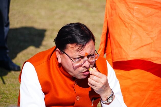 गन्ना किसानों के साथ पुष्कर सिंह धामी