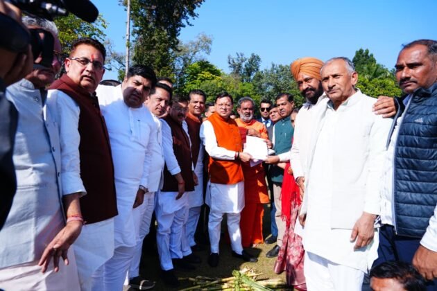 गन्ना किसानों के साथ पुष्कर सिंह धामी