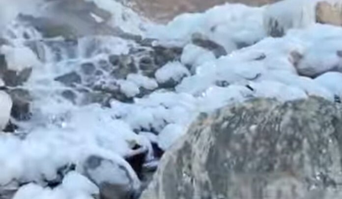 जमी हुई ऋषि गंगा (Frozen Rishi Ganga)