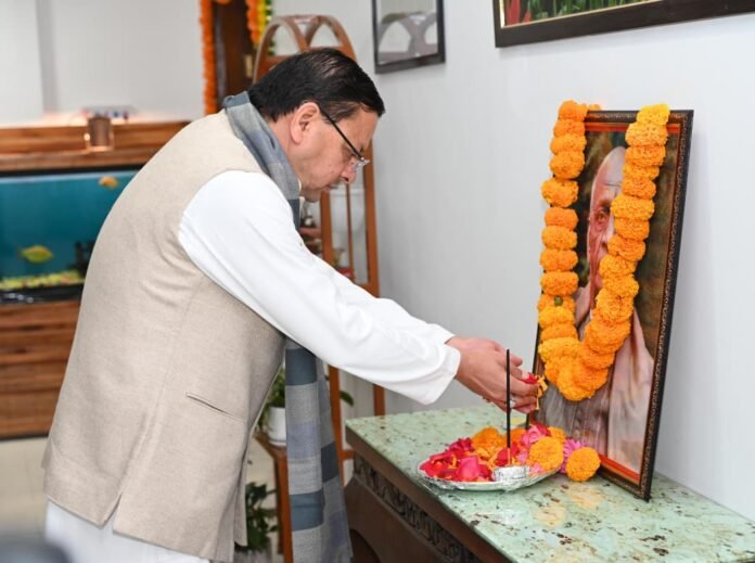 सरदार पटेल को श्रद्धांजलि देते हुए पुष्कर सिंह धामी (Pushkar Singh Dhami Paying Tribute to Sardar Patel)