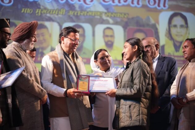 विश्व अल्पसंख्यक अधिकार दिवस समारोह में पुष्कर सिंह धामी (Pushkar Singh Dhami at World Minority Rights Day function)