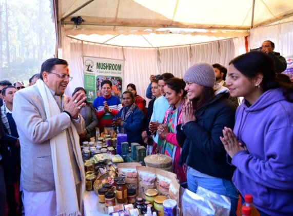 अल्मोड़ा में जन-जन की सरकार, जन-जन के द्वार अभियान में पुष्कर सिंह धामी (Pushkar Singh Dhami in a Jan Jan Ki Sarkar Jan Jan Ke Dwar Campaign in Almora)