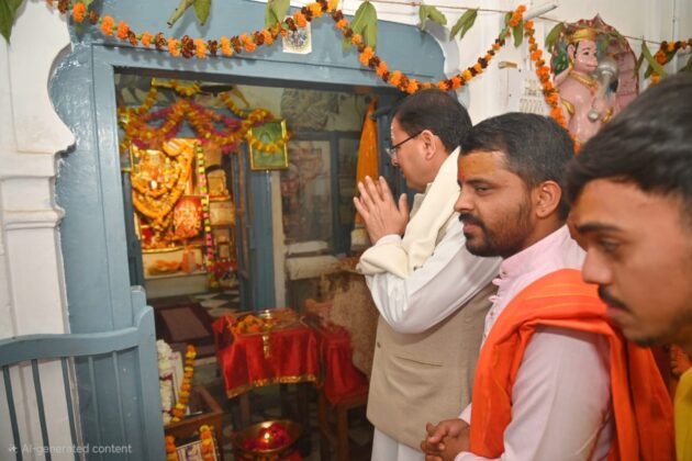 दक्षेश्वर महादेव मंदिर में पूजा-अर्चना करते पुष्कर सिंह धामी (Pushkar Singh Dhami offering prayers at Daksheshwar Mahadev Temple)
