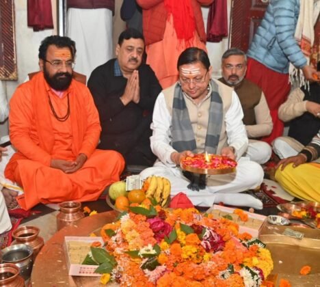 दक्षेश्वर महादेव मंदिर में पूजा-अर्चना करते पुष्कर सिंह धामी (Pushkar Singh Dhami offering prayers at Daksheshwar Mahadev Temple)