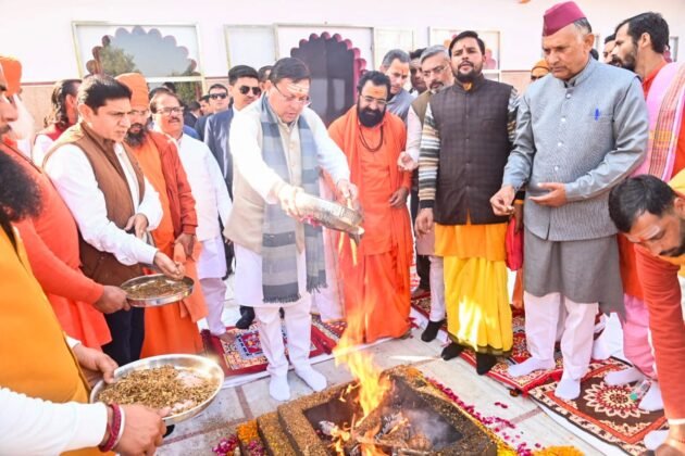 दक्षेश्वर महादेव मंदिर में पूजा-अर्चना करते पुष्कर सिंह धामी (Pushkar Singh Dhami offering prayers at Daksheshwar Mahadev Temple)