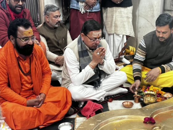 दक्षेश्वर महादेव मंदिर में पूजा-अर्चना करते पुष्कर सिंह धामी (Pushkar Singh Dhami offering prayers at Daksheshwar Mahadev Temple)
