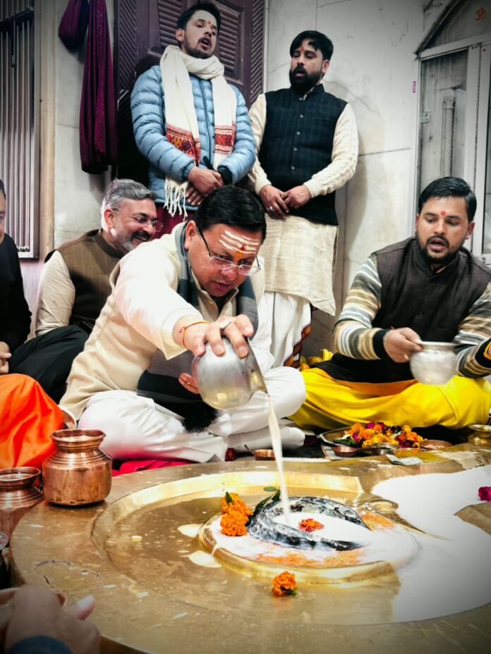 दक्षेश्वर महादेव मंदिर में पूजा-अर्चना करते पुष्कर सिंह धामी (Pushkar Singh Dhami offering prayers at Daksheshwar Mahadev Temple)