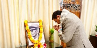 सीएम धामी ने वीर चन्द्र सिंह गढ़वाली को दी श्रद्धांजलि वीर चंद्र सिंह गढ़वाली को श्रद्धांजलि देते हुए पुष्कर सिंह धामी (Pushkar Singh Dhami pay tribute to Veer Chandra Singh Garhwali)