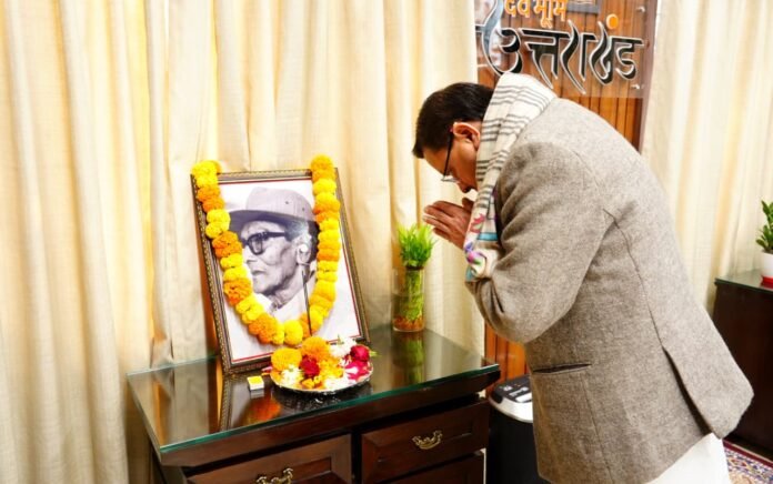 वीर चंद्र सिंह गढ़वाली को श्रद्धांजलि देते हुए पुष्कर सिंह धामी (Pushkar Singh Dhami pay tribute to Veer Chandra Singh Garhwali)